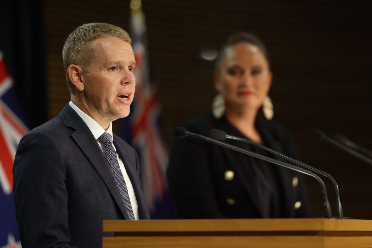 Perdana Menteri New Zealand yang baharu, Chris Hipkins (kiri). - FOTO AFP
