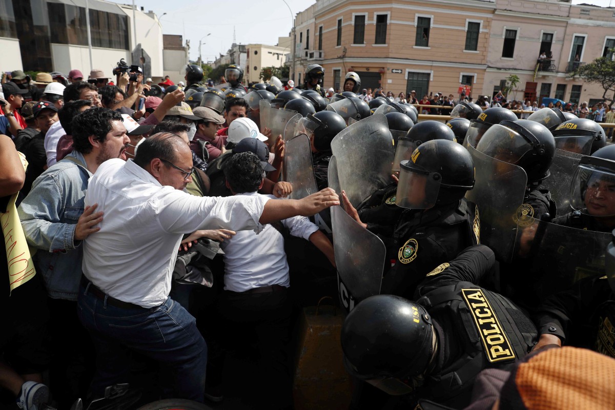 Orang awam bertempur dengan polis di Lima, Peru. - FOTO EPA