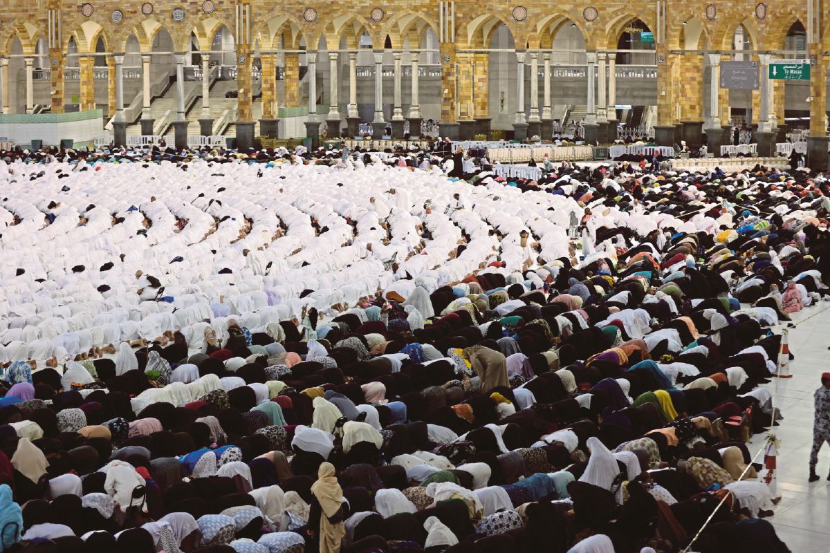 UMAT Islam menunaikan solat di Masjidilharam, Makkah. FOTO AFP 