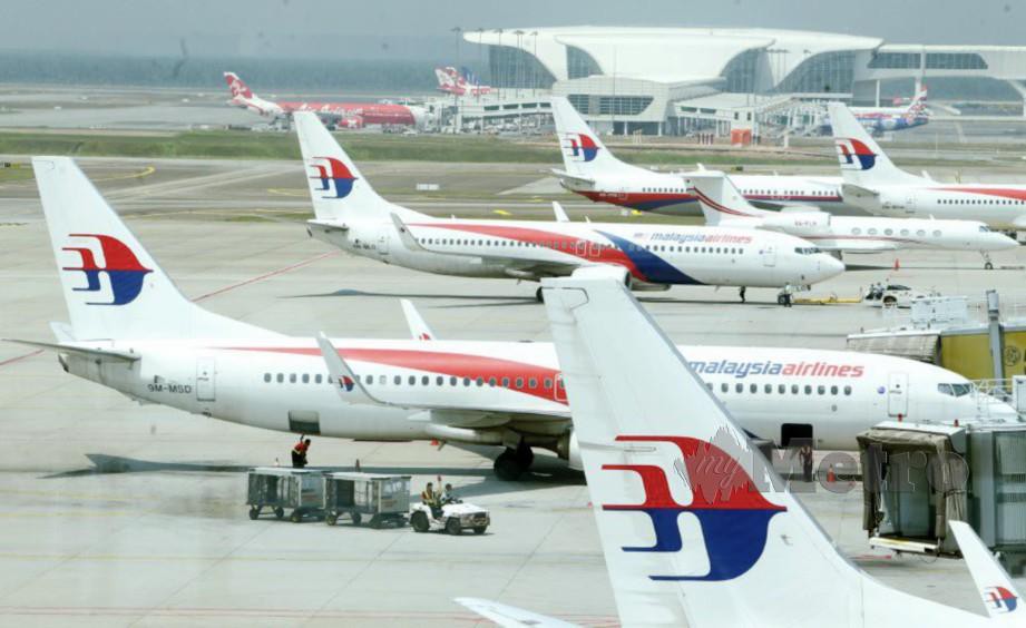 PENUMPANG Malaysia Airlines dikehendaki  membawa dan memakai topeng muka mereka sendiri.