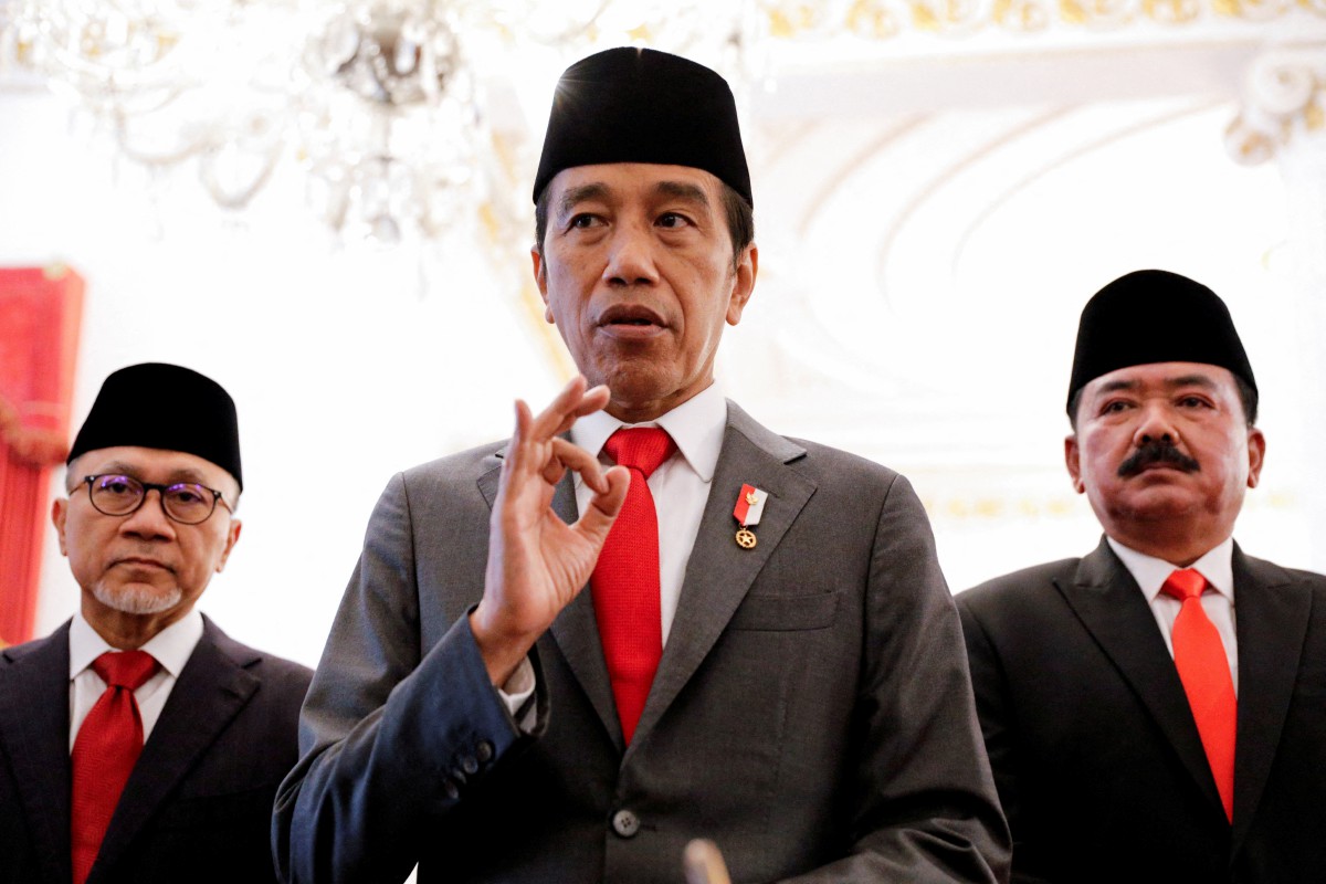 Presiden Indonesia, Joko Widodo (tengah). - FOTO Reuters