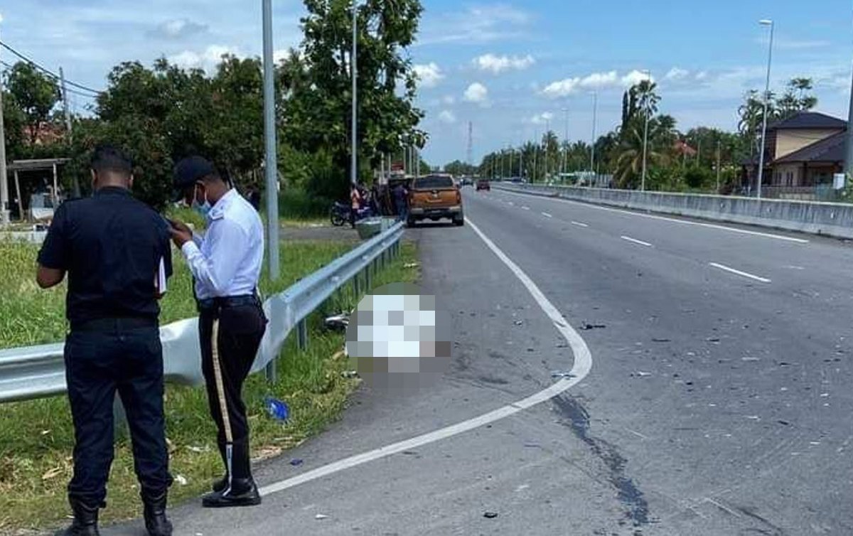 MAYAT lelaki warga emas yang maut dalam kemalangan di Kilometer 57 Jalan Klang-Teluk Intan, dekat Simpang Lima Baroh, semalam. FOTO ihsan PEMBACA