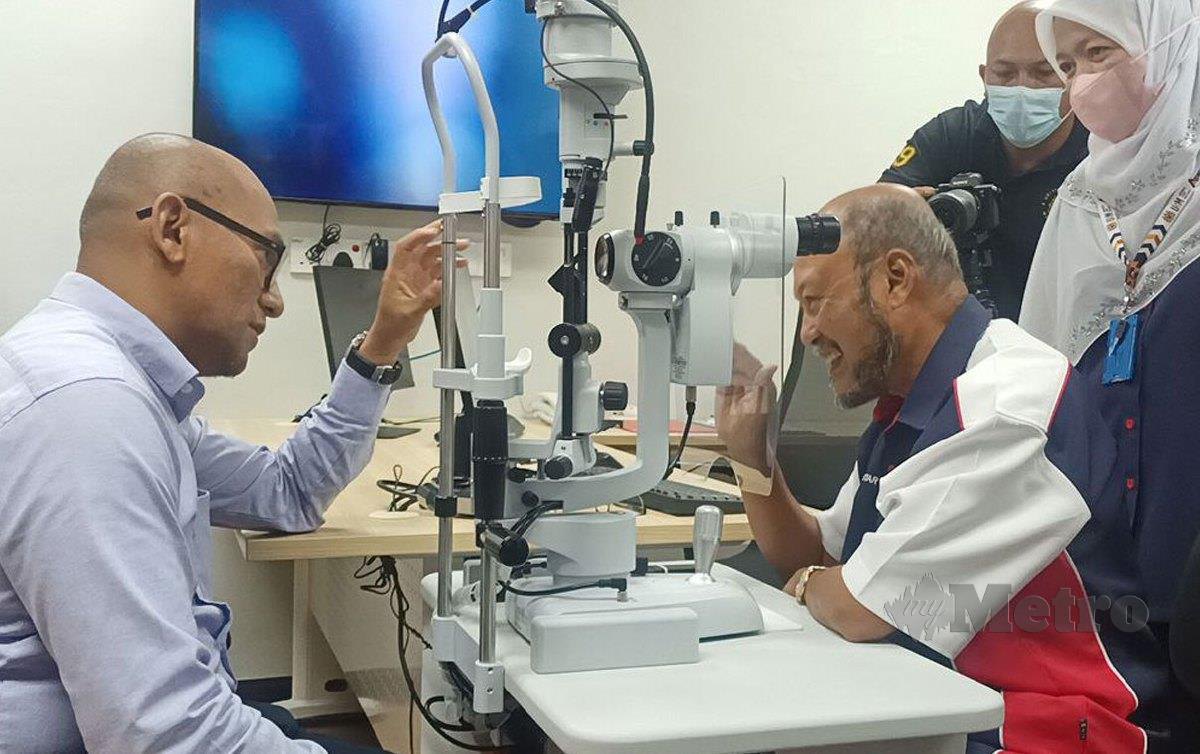 PROFESOR Dr Shatriah Ismail (kiri) berbual dengan Profesor Datuk Dr Faisal Rafiq Mahamd Adikan ketika pelancaran perkhidmatan Laser Refraktif di Hospital USM di sini. FOTO Siti Rohana Idris