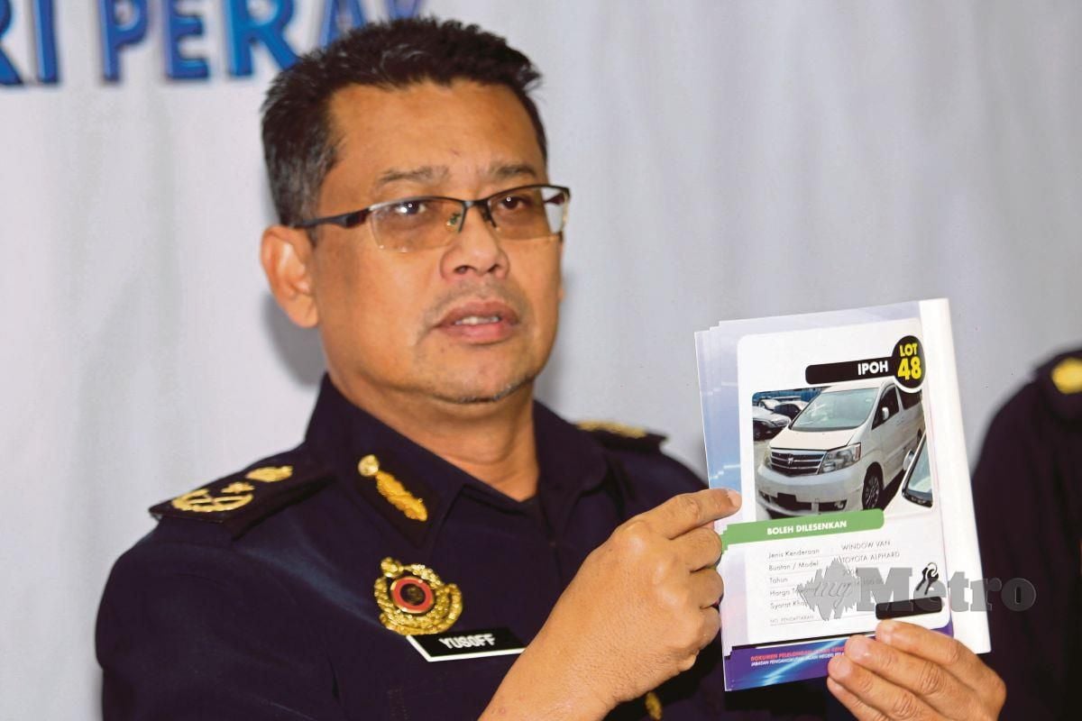 YUSOFF Abustan menunjukkan gambar kereta jenis Toyota Alphard yang dilelong ketika sidang media pada Majlis Pelelongan Awam Kenderaan Sita Bil. 2/2022 di JPJ Negeri Perak. FOTO L Manimaran