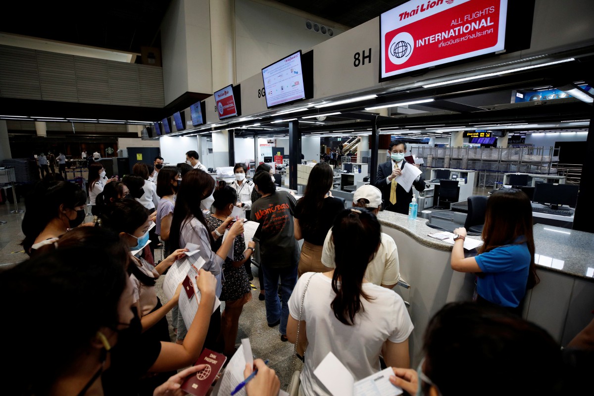 Kakitangan syarikat penerbangan mengendalikan latihan untuk protokol daftar masuk pelancong sebagai persediaan pembukaan sempadan antarabangsa Thailand. - FOTO EPA