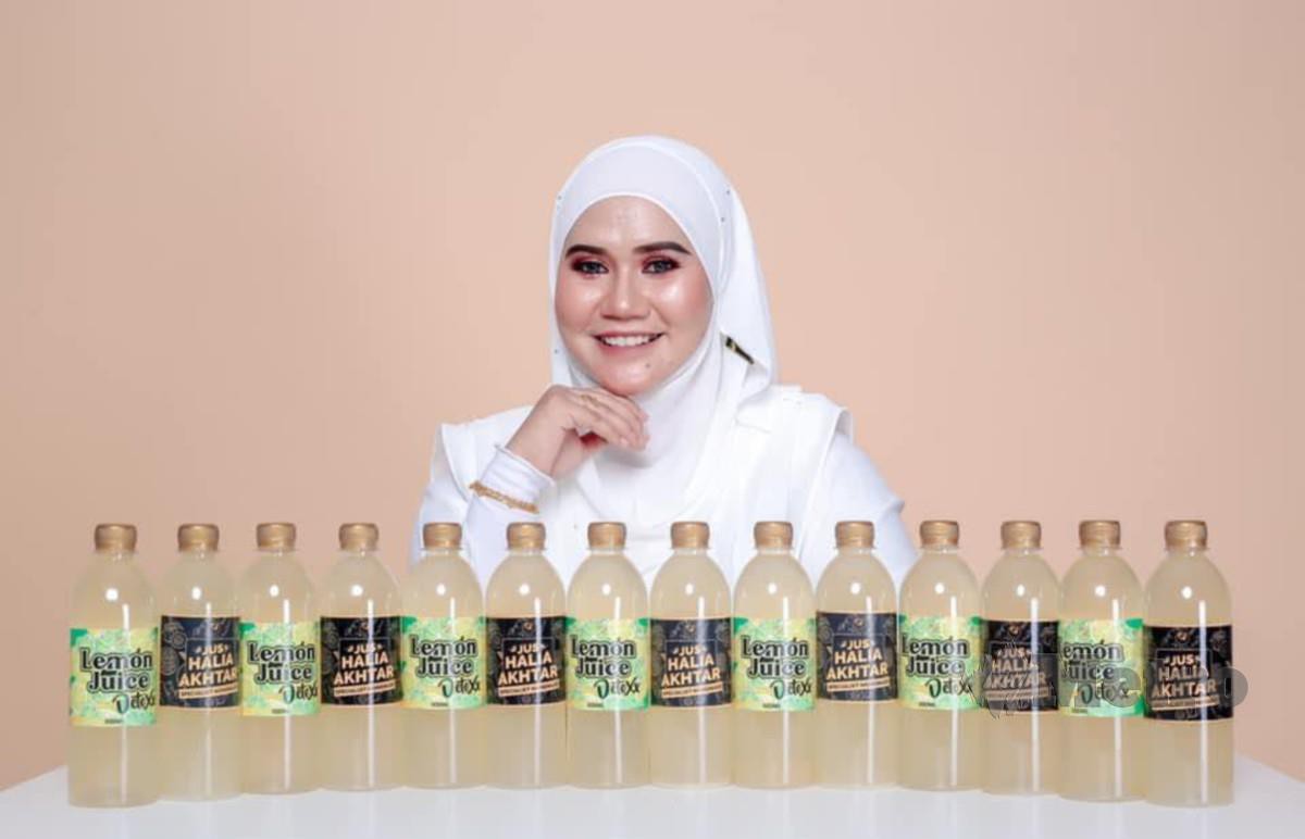 NUR Maisarah Shahirah menunjukkan produk minuman  keluaran Cinta Alaysha Enterprise.