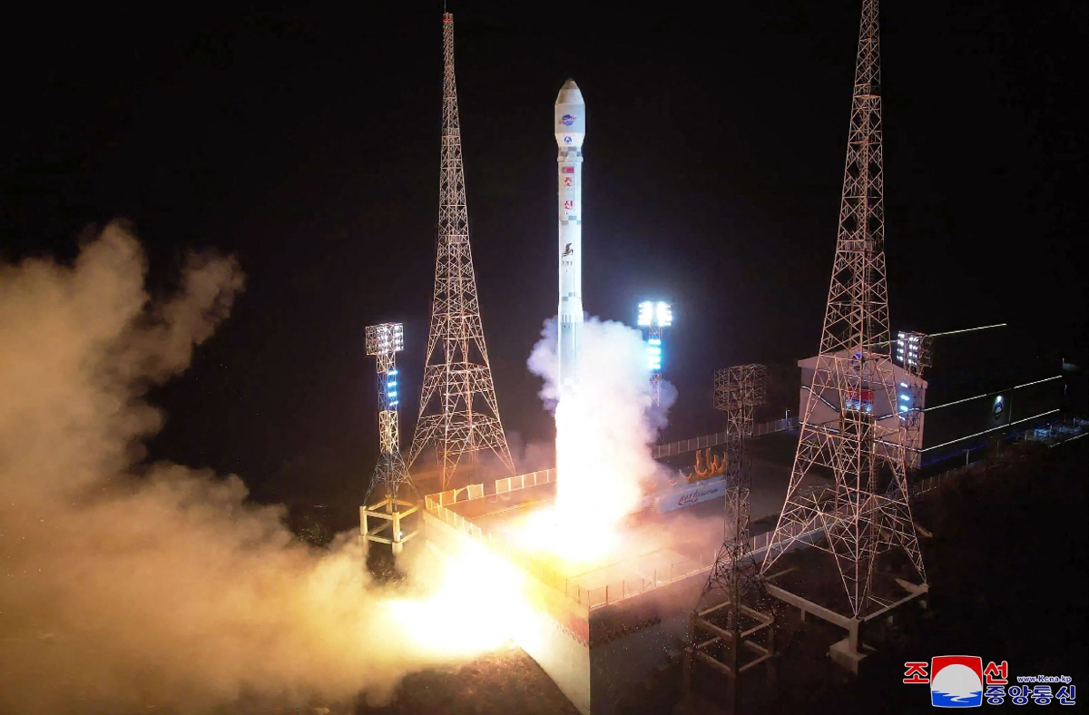 FOTO pelancaran satelit berkenaan. FOTO KCNA/ KNS / AFP