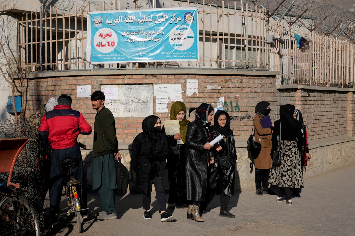 Segelintir pelajar perempuan di luar Universiti Kabul. - FOTO AP