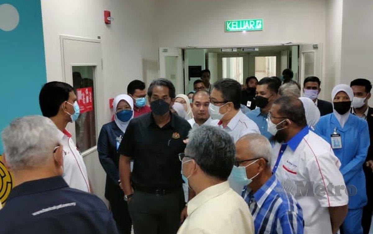 KHAIRY Jamaluddin (tengah) melawat Hospital Tanjong Karang yang baharu, hari ini. FOTO Amirul Aiman Hamsuddin