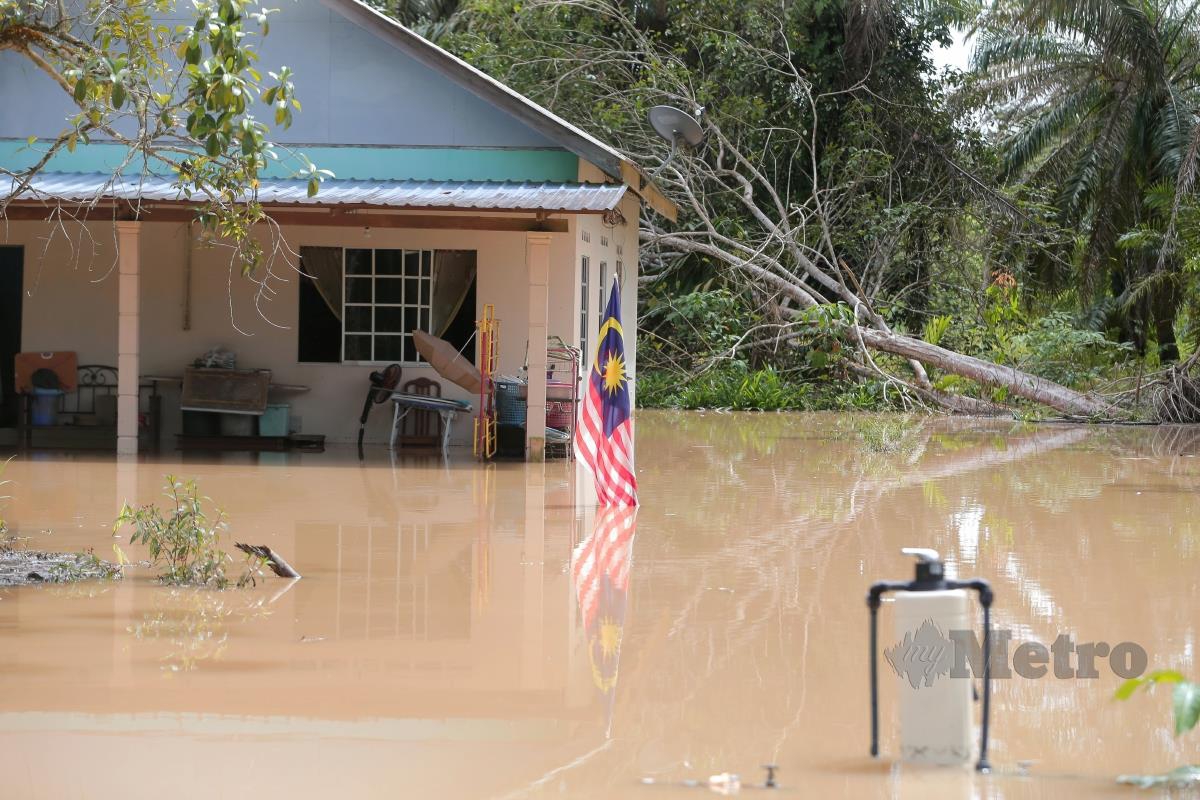 KEADAAN banjir di Kampung Melayu Raya dan Kampung Paya Embun, Pontian Johor. FOTO Nur Aisyah Mazalan