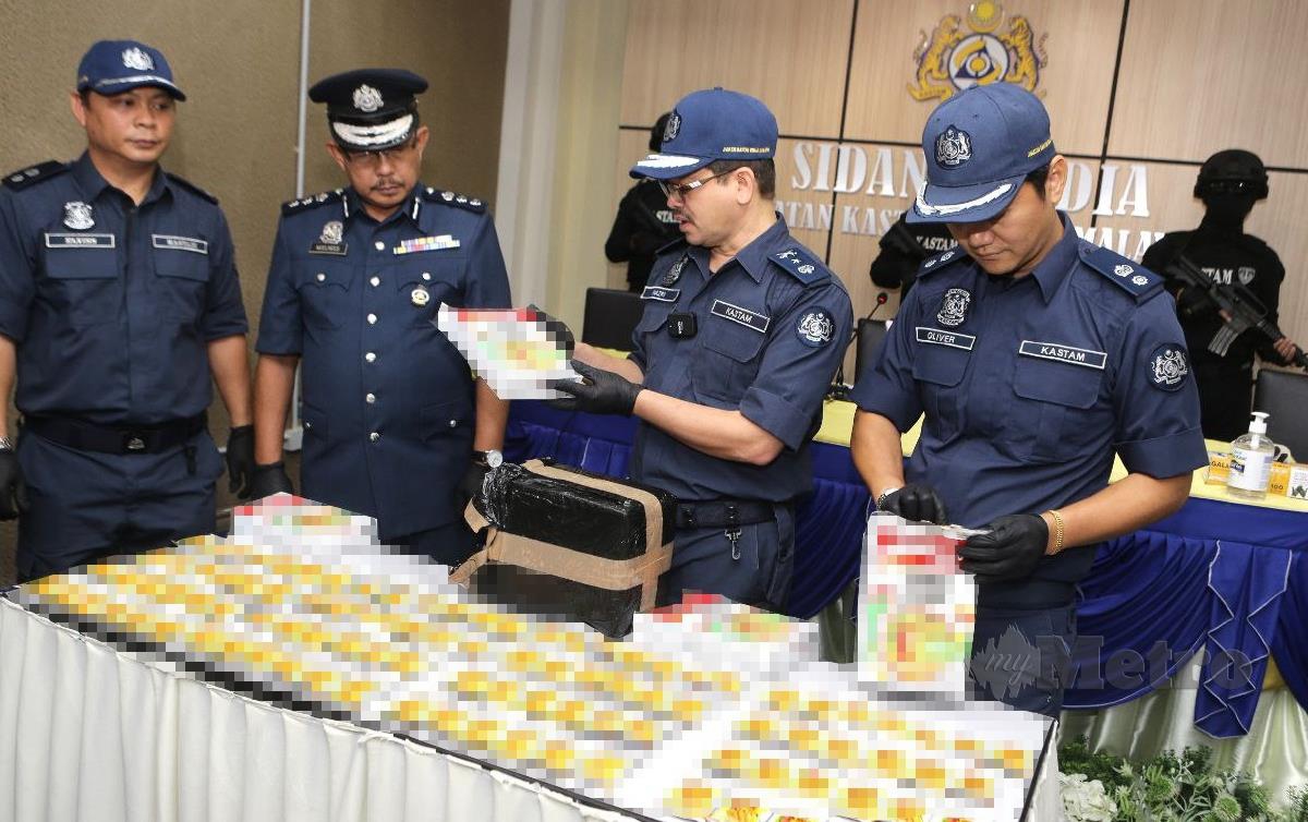 JKDM Sarawak mengadakan sidang media berkenaan rampasan dadah "Jus Buah" mengandungi dadah terlarang jenis Ketamin yang di hantar menggunakan Bas Ekspres Antara Bandar. FOTO Nadim Bokhari