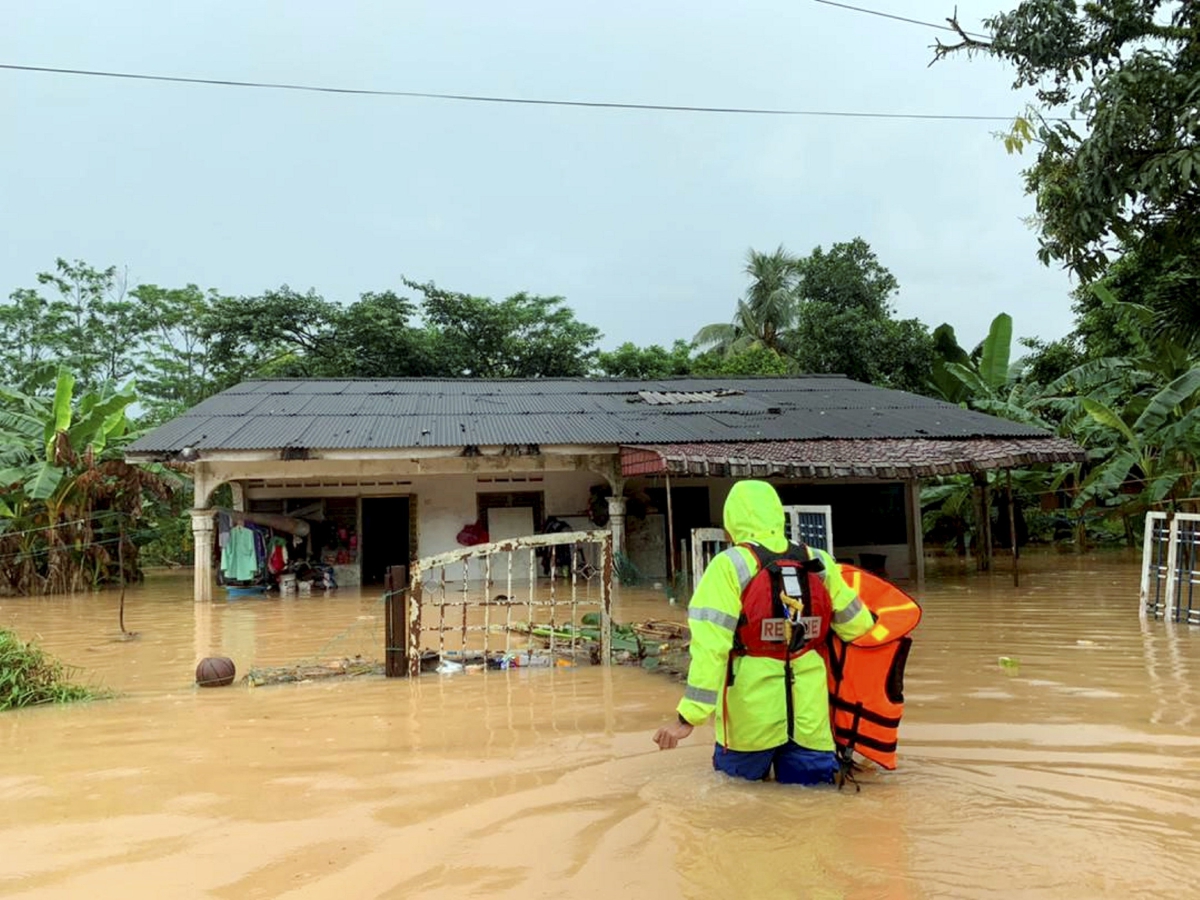 KIRA-KIRA 30 buah rumah terjejas dalam kejadian banjir kilat yang berlaku di Kampung Paya Kenangan, Tebrau di sini, hari ini. FOTO ihsan APM