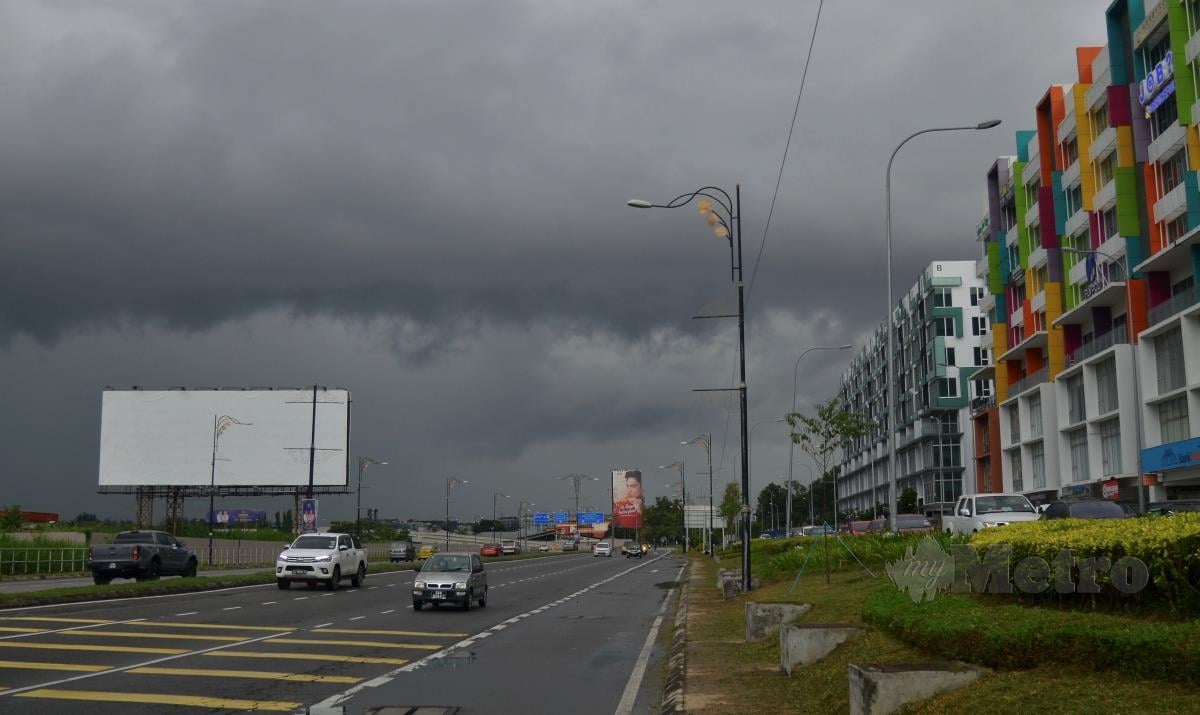 LANGIT kelihatan gelap ketika tinjauan cuaca sekitar Kota Kinabalu petang ini. FOTO Mohd Adam Arinin