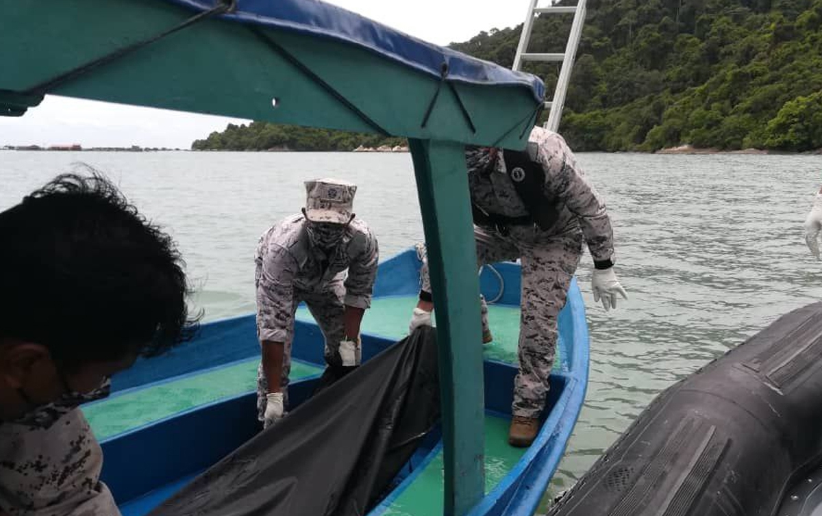 MAYAT nelayan ditemukan terdampar di Pantai Pulau Jerejak, di sini, dipercayai lemas selepas terjatuh dari sampan ketika menangkap ikan. FOTO ihsan APMM
