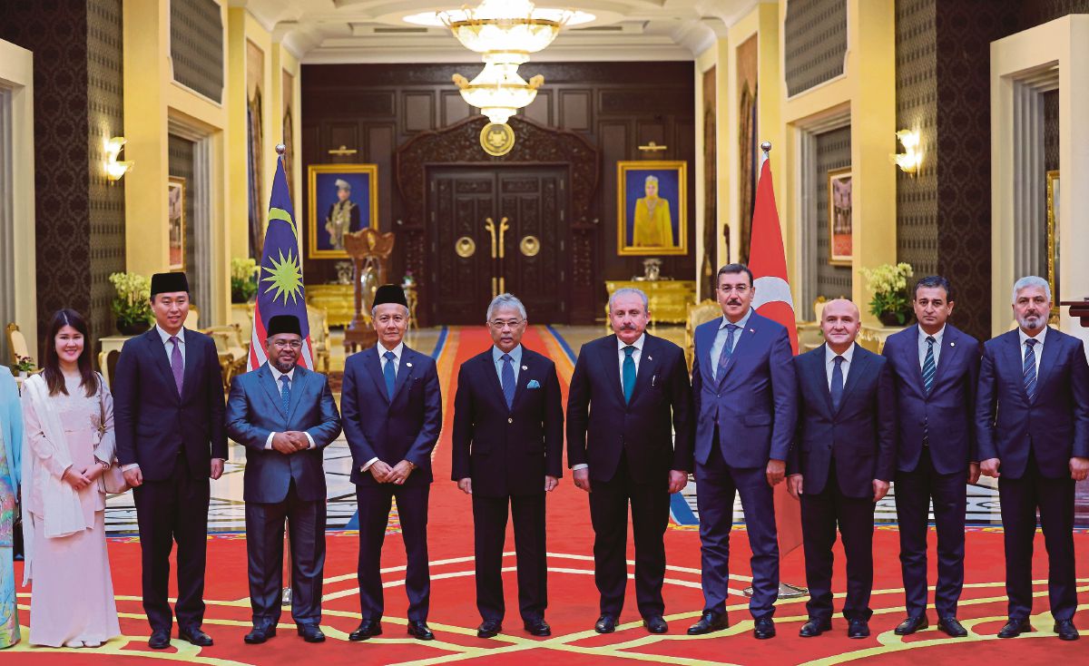 AL-SULTAN Abdullah Ri’ayatuddin (lima dari kiri) bergambar bersama Prof Dr Mustafa Sentop (lima dari kanan) dan deligasinya ketika berkenan menerima sembah menghadap di Istana Negara, hari ini. FOTO Bernama