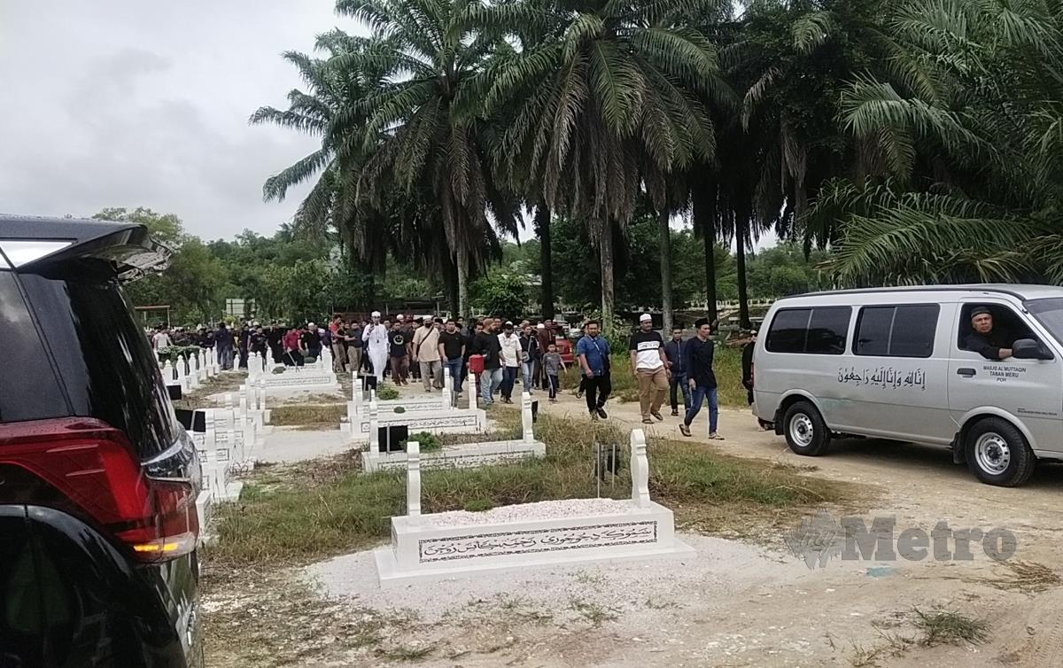VAN yang membawa jenazah Apeh Jamal diiringi kira-kira 100 kenalan arwah memasuki kawasan perkuburan kira-kira jam 9.30 pagi FOTO Muhammad Zulsyamini Sufian Suri