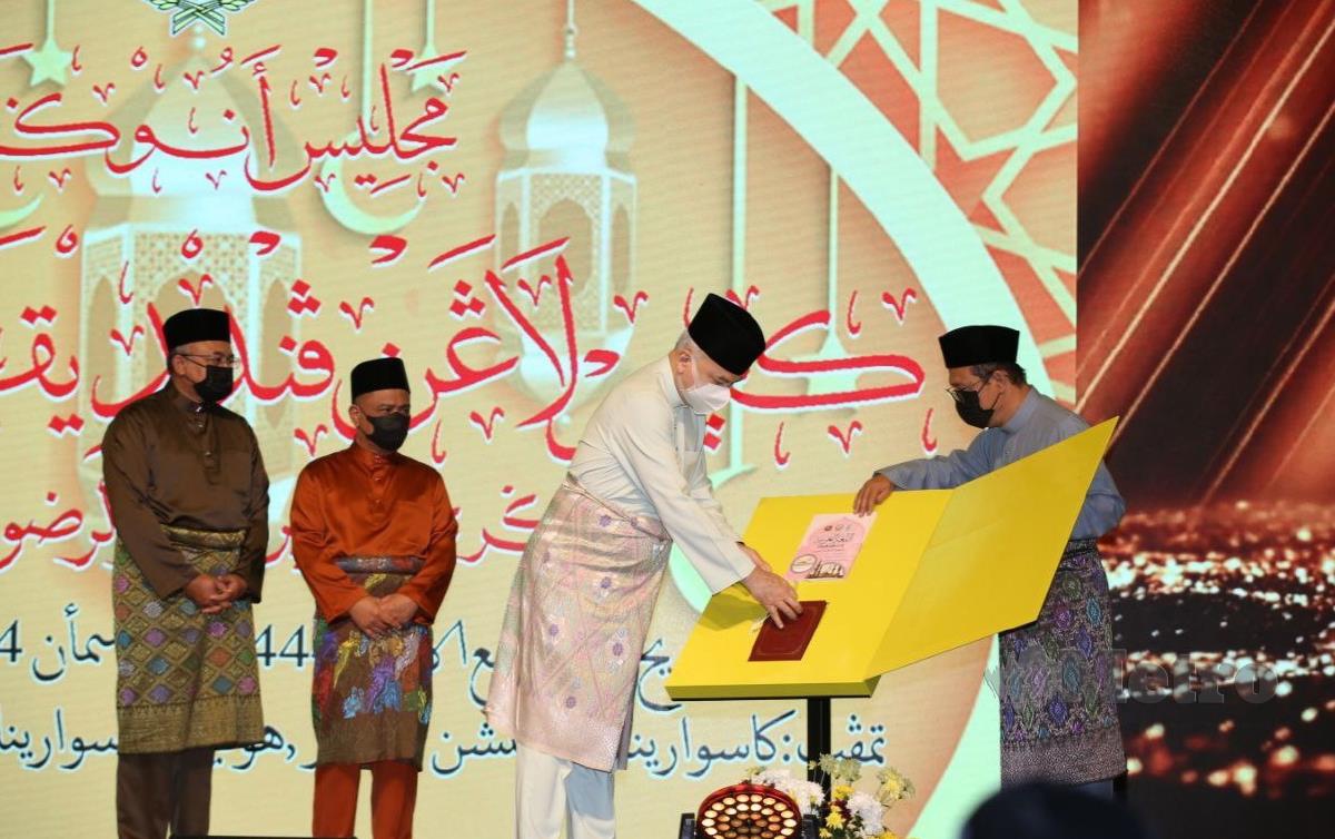 SULTAN Nazrin Muizzuddin Shah menyempurnakan majlis Pelancaran Buku Al - Syahada Al - l' Dadiah Ad - Diniah dan Kurukulam Standard Asas Pengajian islam Oku Negeri Perak. FOTO L Manimaran
