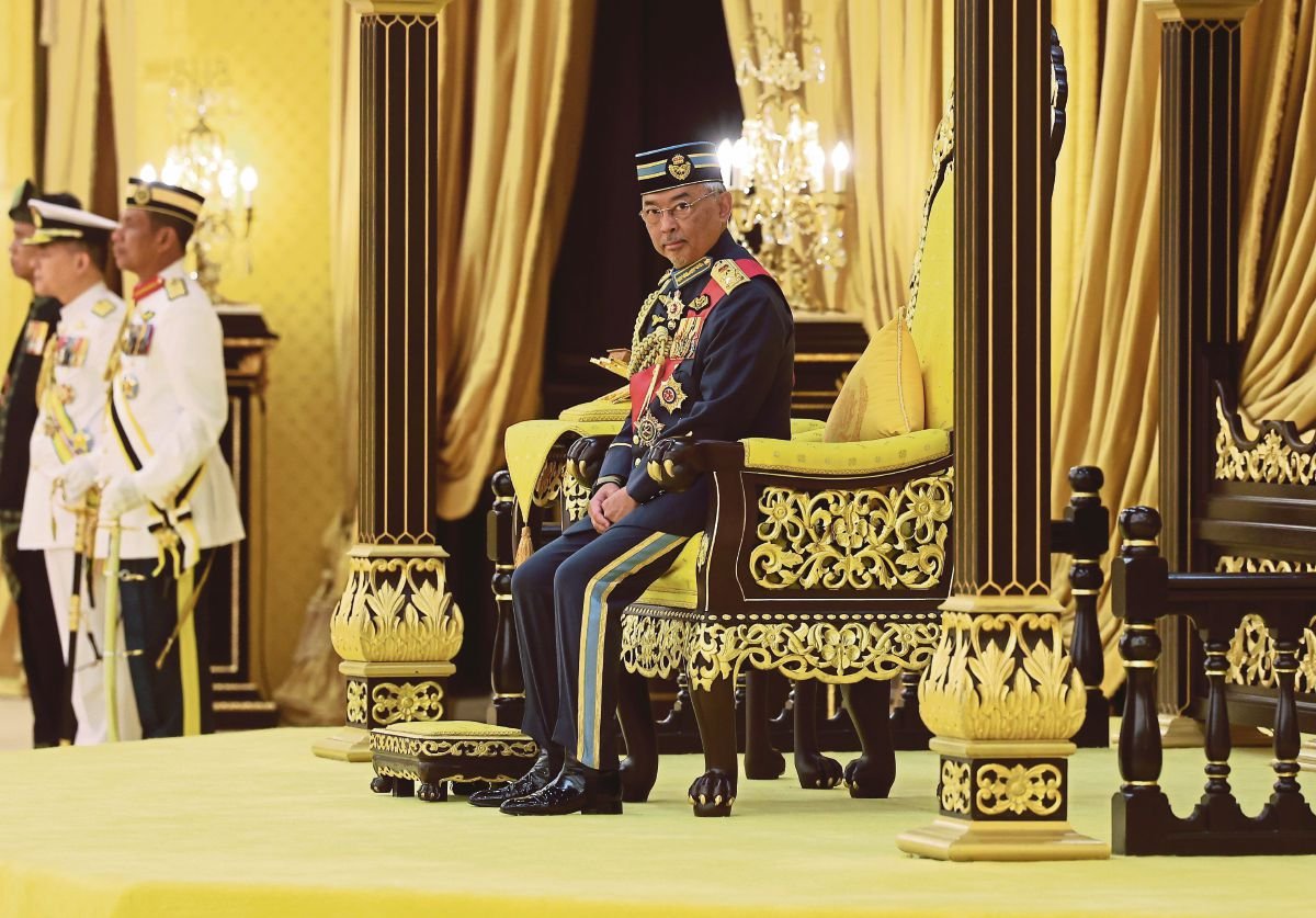 YANG di-Pertuan Agong Al-Sultan Abdullah Ri’ayatuddin berkenan berangkat ke Istiadat Pengurniaan Darjah Kepahlawanan Angkatan Tentera Malaysia (DKAT) 2022 di Istana Negara hari ini. FOTO Bernama