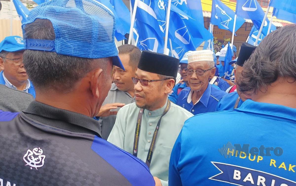 Datuk Che Abdullah Mat Nawi diarak penyokong selepas selesai proses penamaan calon di Pejabat Tanah dan Jajahan Tumpat di sini, hari ini. FOTO Siti Rohana Idris
