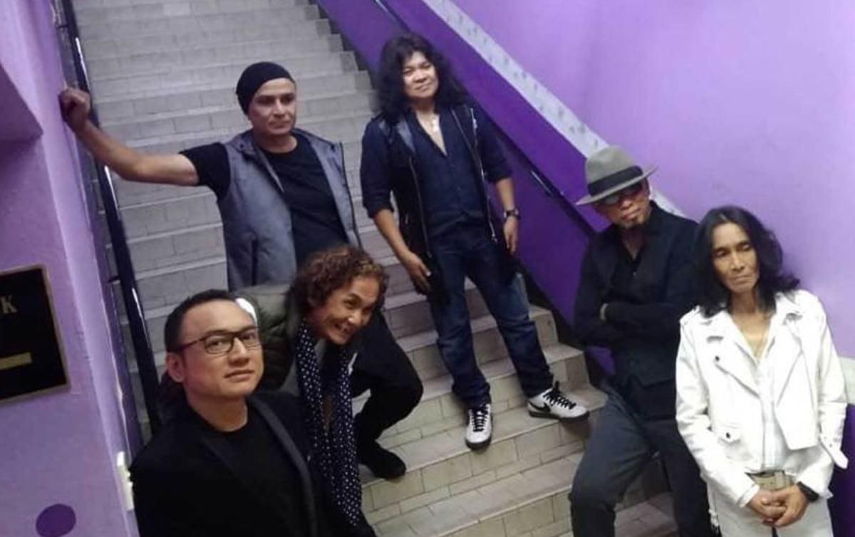 Kumpulan Gersang yang dianggotai (dari kiri) Acis (keyboard), Jojet (dram), Man Bai (penyanyi), Ajib (gitar), Man Greng (bass) dan Kid (gitar).