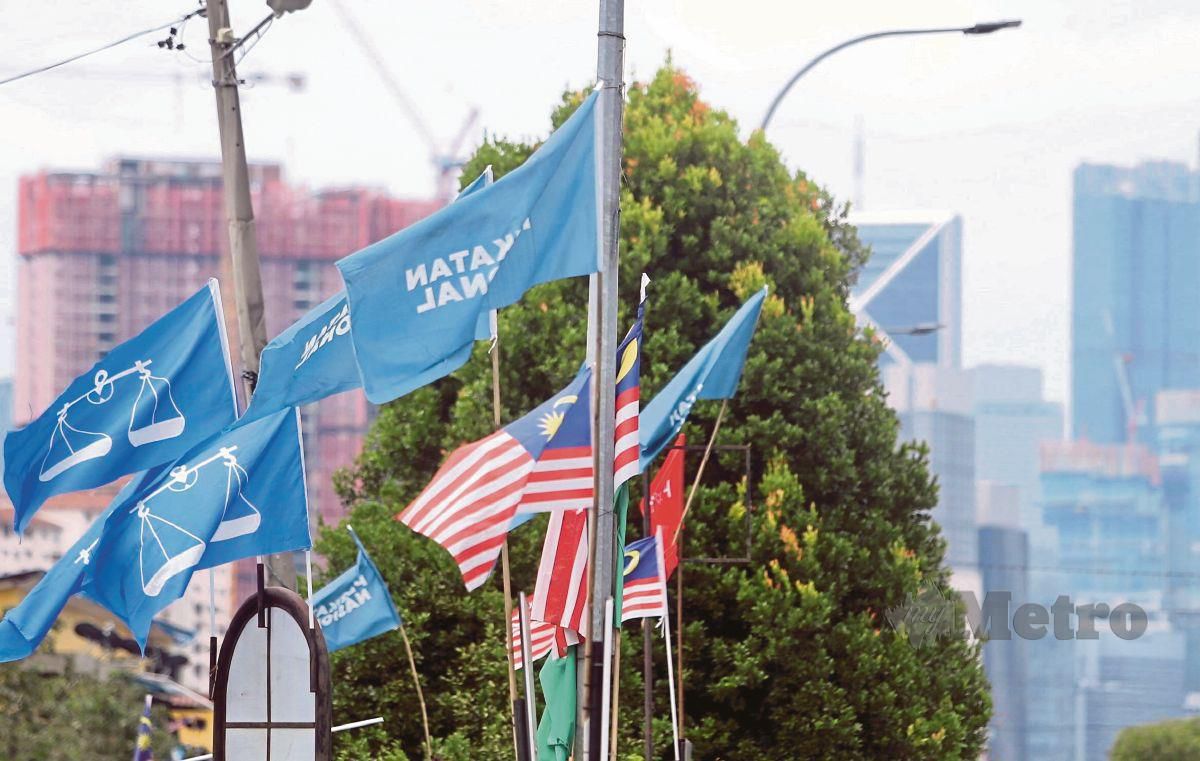 TINJAUAN di Jalan Enggang Taman Keramat mendapati bendera parti yang bertanding dalam Pilihanraya Umum ke 15 sudah mula dipasang walaupun penamaan calon belum diumumkan.  FOTO Fathil Asri