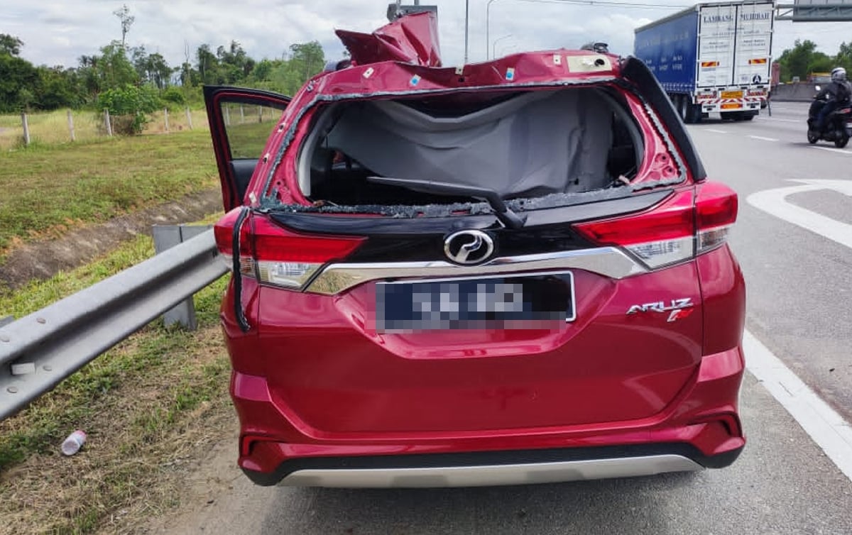 KEADAAN kereta rosak teruk akibat dihentam tayar lori di Lebuhraya Elite, Selangor. FOTO ihsan Pembaca