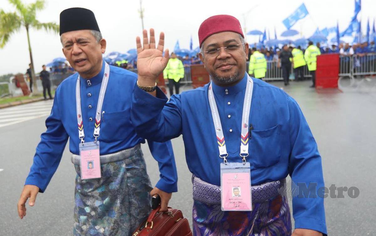 KHAIRUDDIN Aman Razali (kanan) tiba di Pusat penamaan Calon di Dewan Pejabat Daerah dan Tanah Kuala Nerus, Kompleks Pentadbiran Bandar Al Wathiqu Billah, Kuala Nerus. FOTO Ghazali Kori