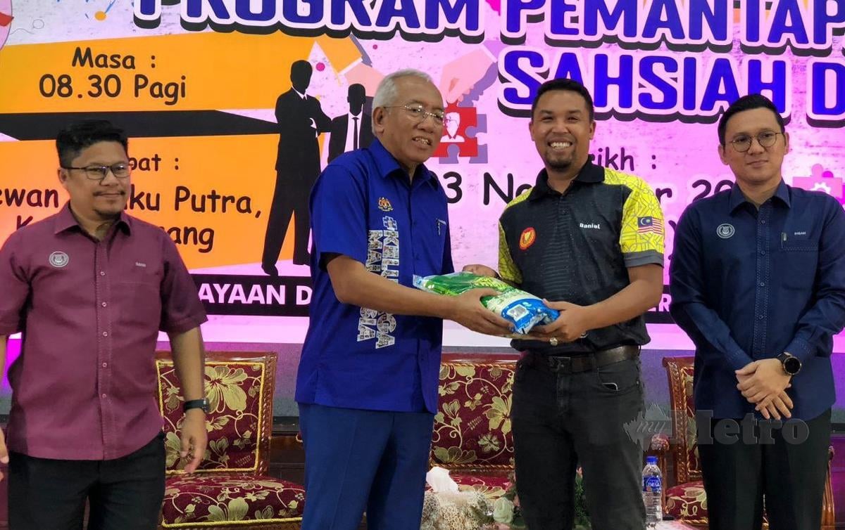 MAHDZIR Khalid menyerahkan sumbangan kepada wakil pelbagai kelab dibawah Pejabat Daerah Padang Terap di Dewan Tunku Putra di sini, hari ini. FOTO Noorazura Abdul Rahman