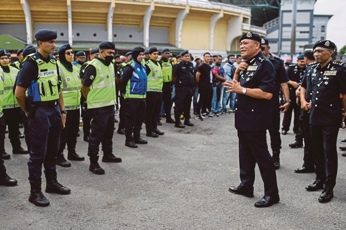 WAN Hassan memberi penerangan kepada 200 pegawai dan anggota PDRM Kedah selepas melakukan simulasi ketenteraman awam sebagai persediaan awal. FOTO Bernama