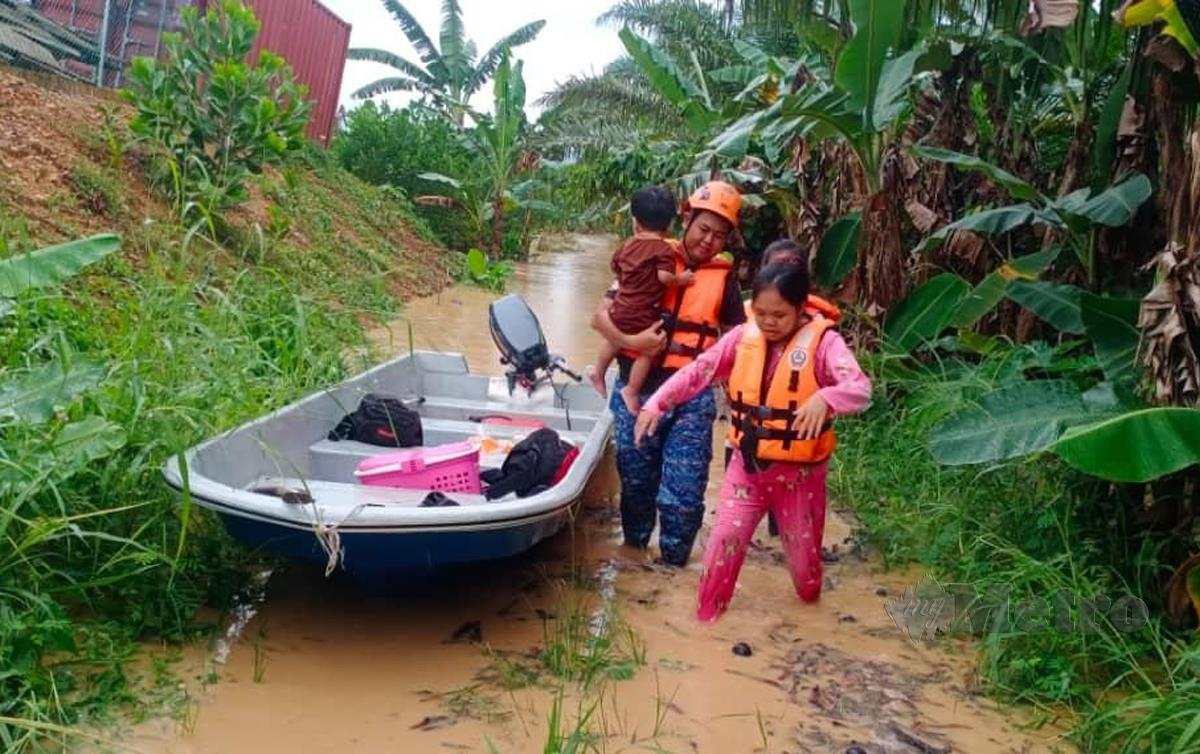 MANGSA banjir di Tenom dipindahkan ke PSS. FOTO APM