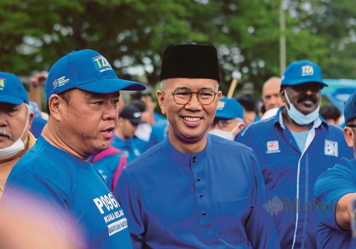 TENGKU Zafrul tiba bersama penyokong pada hari penamaan calon Pilihan Raya Umum ke-15 parlimen P.096 Kuala Selangor. FOTO Asyraf Hamzah