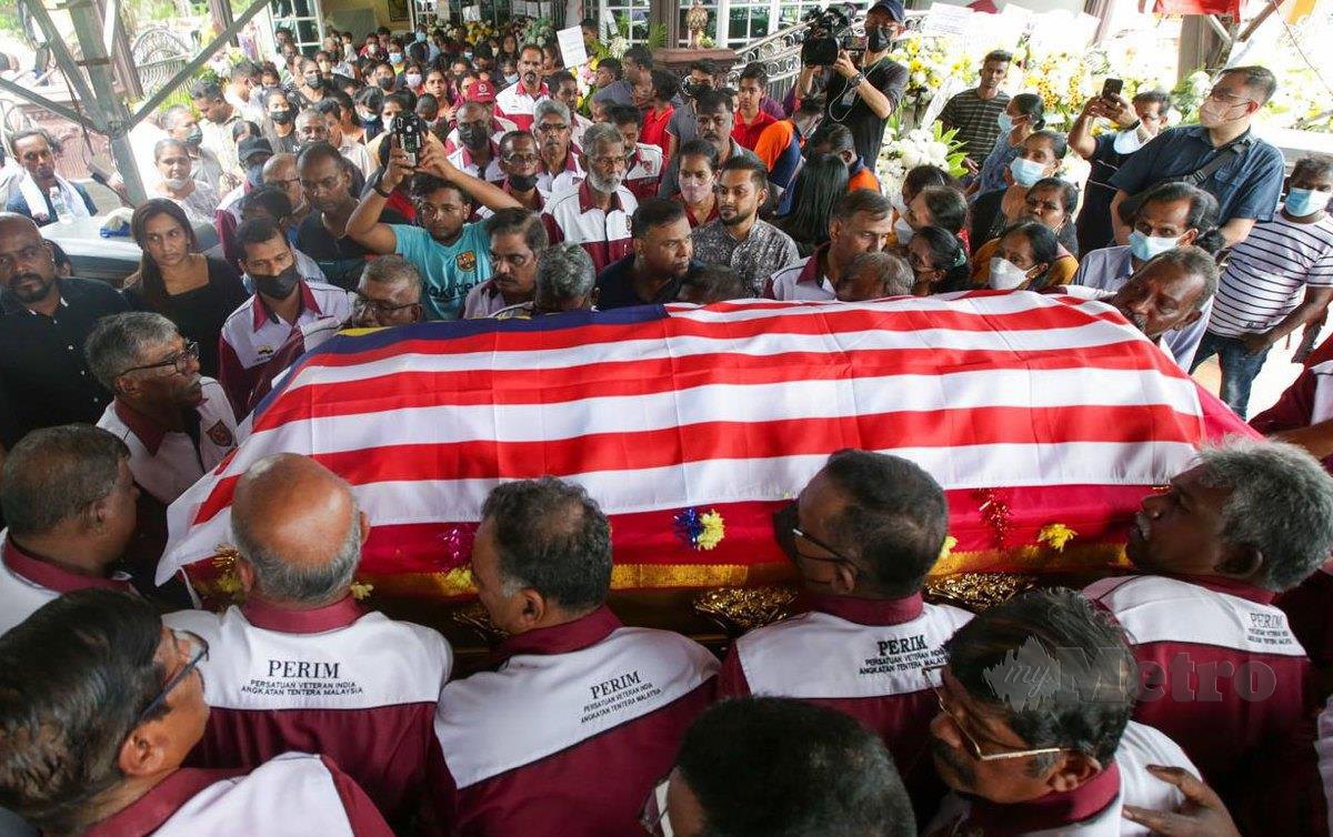 JASAD M Karupaiya dibawa dari rumahnya di Taman Bayam, Lunas di sini, untuk upacara pembakaran di Krematorium Berapit, Bukit Mertajam, Pulau Pinang. FOTO Danial Saad