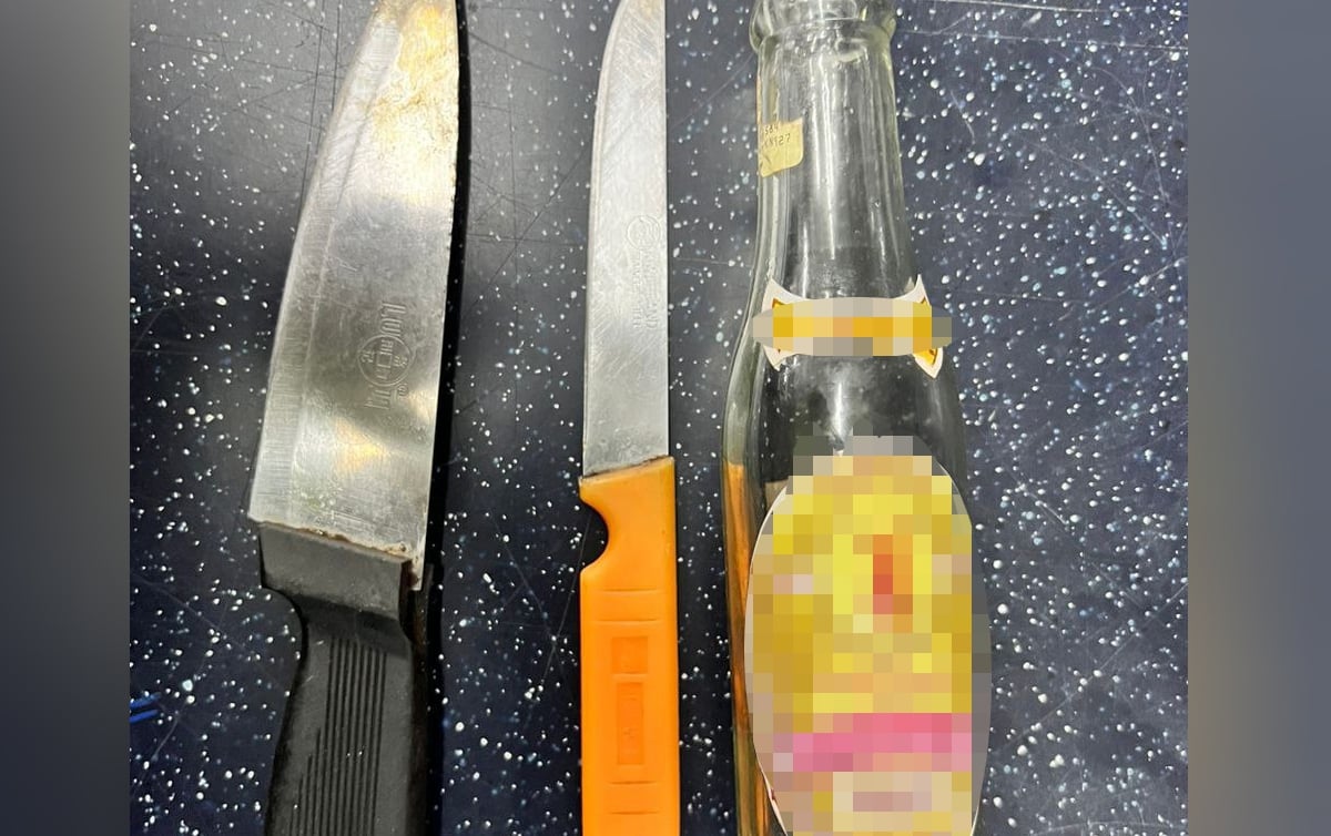 DUA pisau dan satu botol arak yang dipercayai digunakan seorang lelaki mabuk ketika menyerang seorang penceramah agama di sini, semalam. FOTO ihsan POLIS