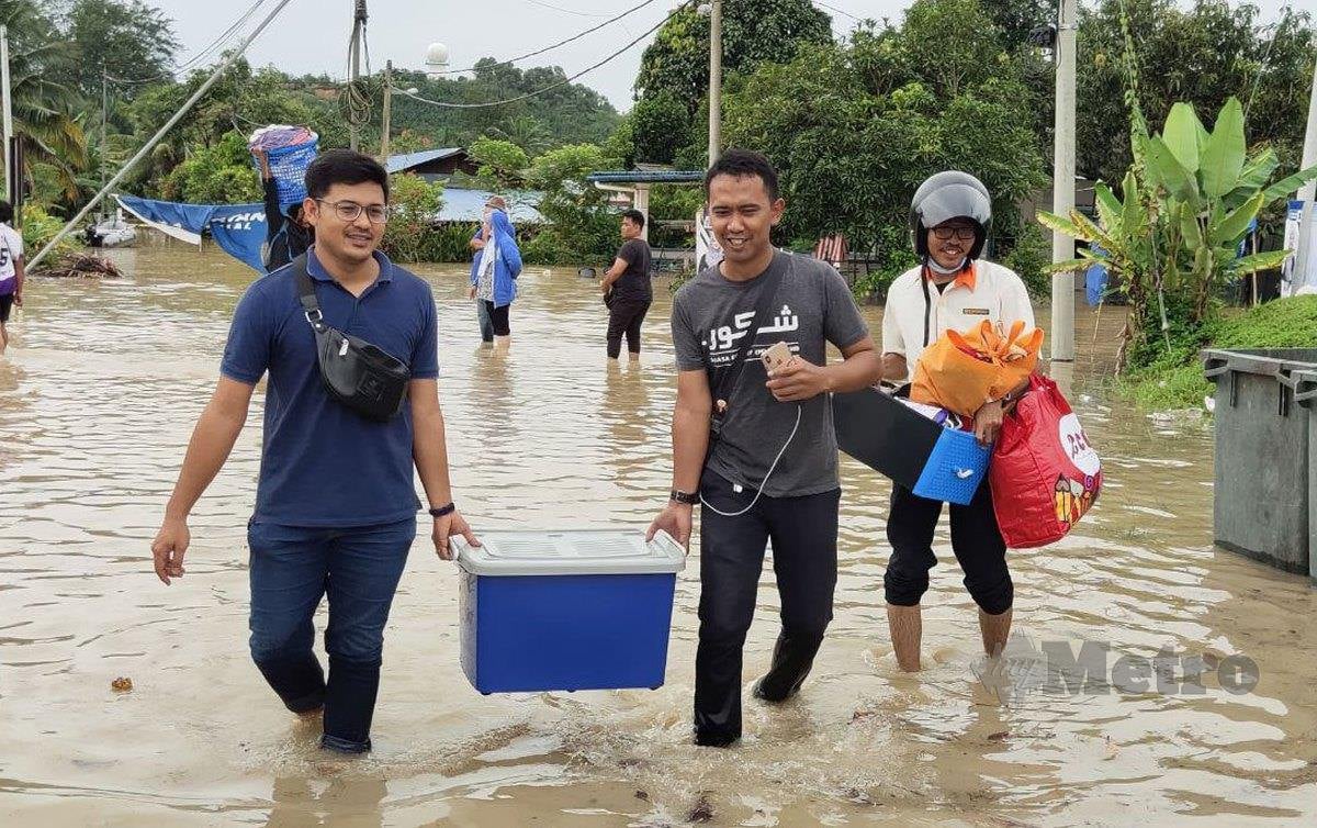 Penduduk Kampung Cemperai dan Kampung Seri Tanjung mula berpindah selepas kawasan itu dilanda banjir kilat sejak 6 pagi tadi. FOTO Samadi Ahmad
