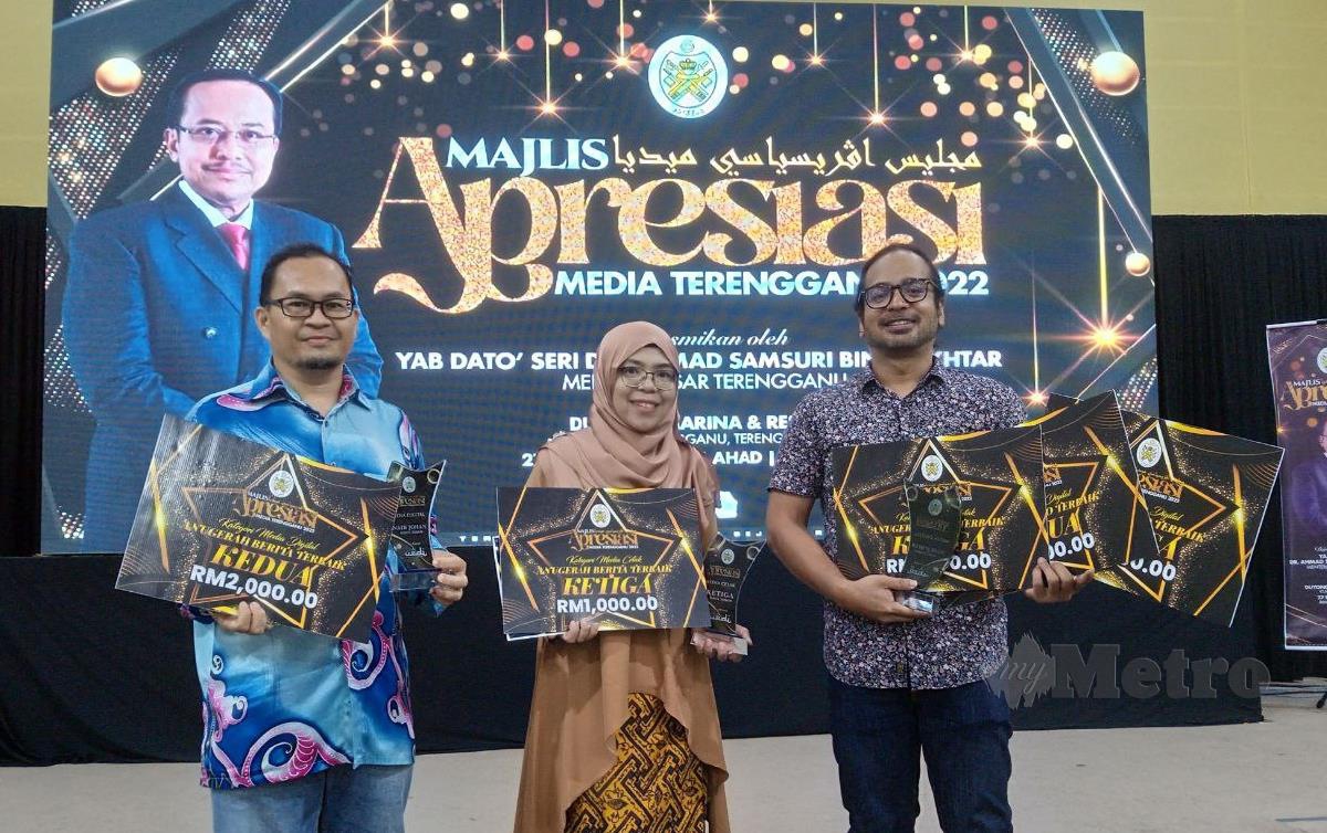 MALIK (kiri), Nurul Fatihah Sulaini (tengah) dan Ghazali Kori (kanan) menunjukkan anugerah yang dimenangi pada Majlis Apresiasi Media Terengganu 2022 di sini. FOTO Faizul Azlan Razak