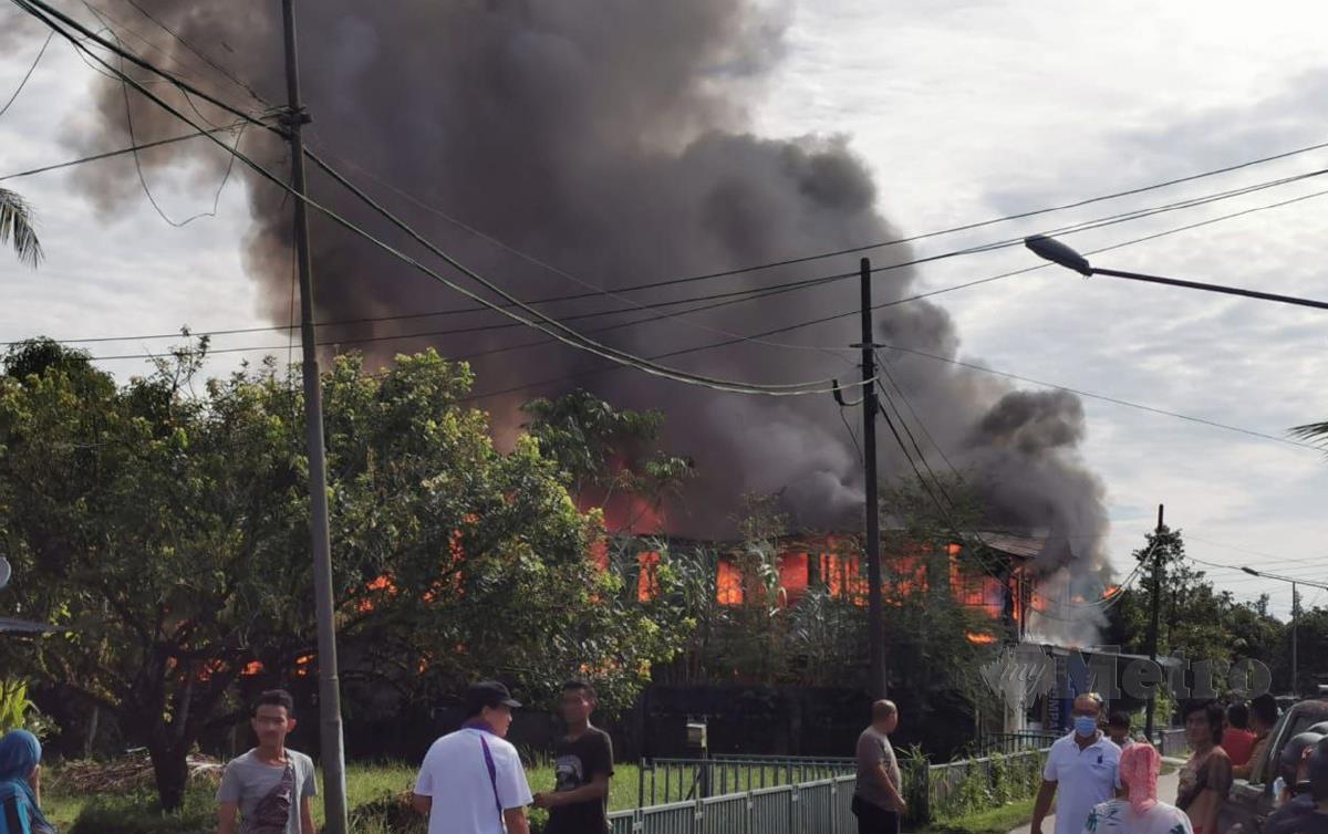 API marak membakar sebuah kediaman di Kampung Siol Kandis, Petrajaya, Kuching, hari ini. FOTO Norsyazwani Nasri
