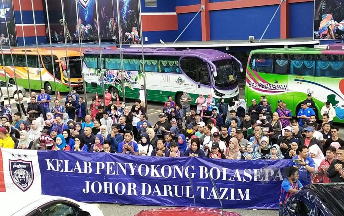 KIRA_KIRA 4,000 penyokong kelab bola sepak JDT dari seluruh negeri ini berlepas ke Stadium Nasional Bukit Jalil bagi menyaksikan perlawanan akhir Piala Malaysia. FOTO Izz Laily Hussein