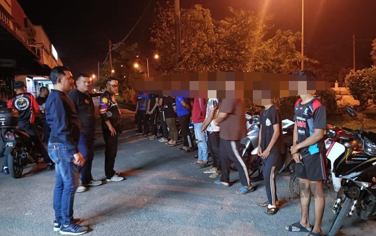 SEBAHAGIAN remaja belasan tahun dipercayai penunggang dan pembonceng motosikal yang ditahan polis kerana melakukan pelbagai kesalahan dalam Op Motosikal di sekitar Kodiang. FOTO ihsan PDRM