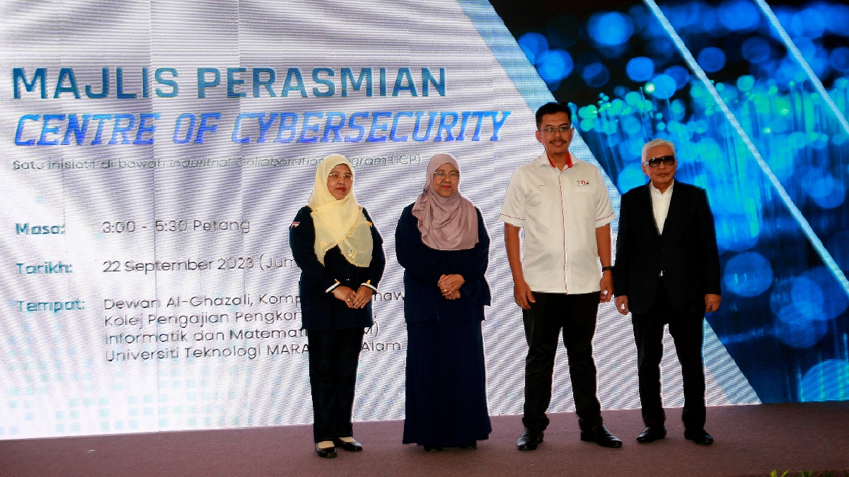 Ketua Pegawai Eksekutif Technology Depository Agency (TDA), Dr Sharoul Jambari (dua dari kanan) diiringi Ketua Pegawai Eksekutif Datasonic Group Berhad, Datuk Hanifah Nordin (kanan) dan Naib Canselor UiTM, Prof Datuk Dr Hajah Roziah Mohd Janor (dua dari kanan) pada Majlis Perasmian Centre Of Cybersecurity di UiTM Shah Alam. FOTO FAIZ ANUAR
