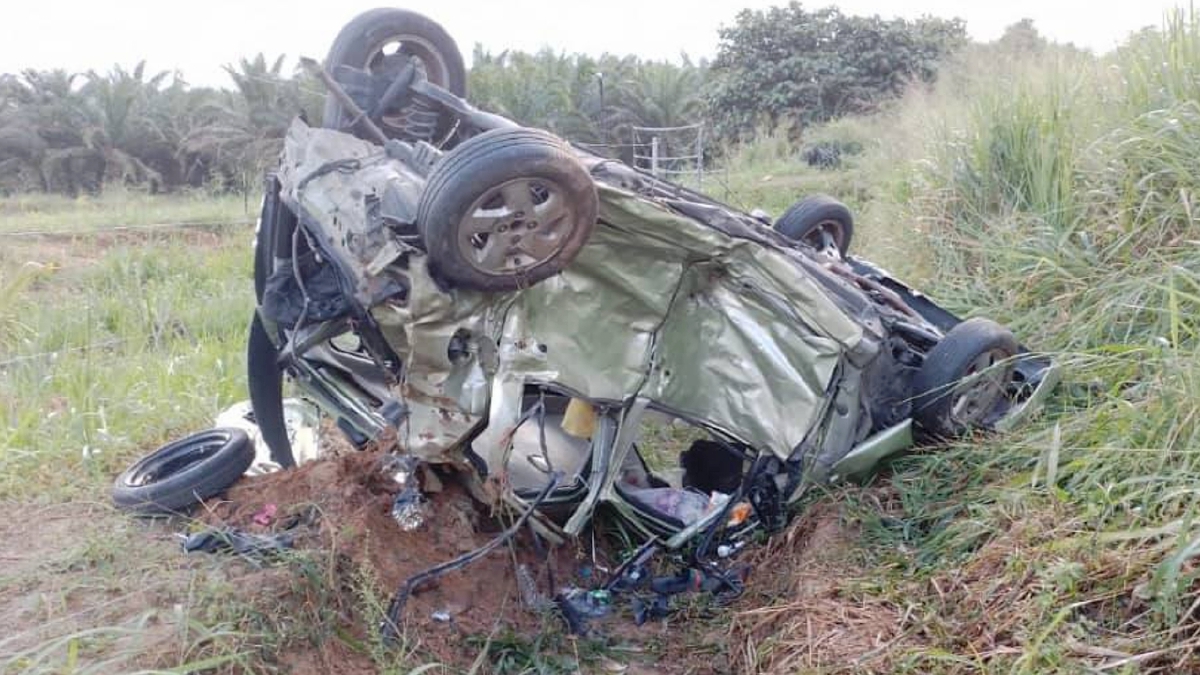 KEADAAN kereta Perodua Myvi yang dinaiki lima mangsa yang maut. FOTO Ihsan Bomba