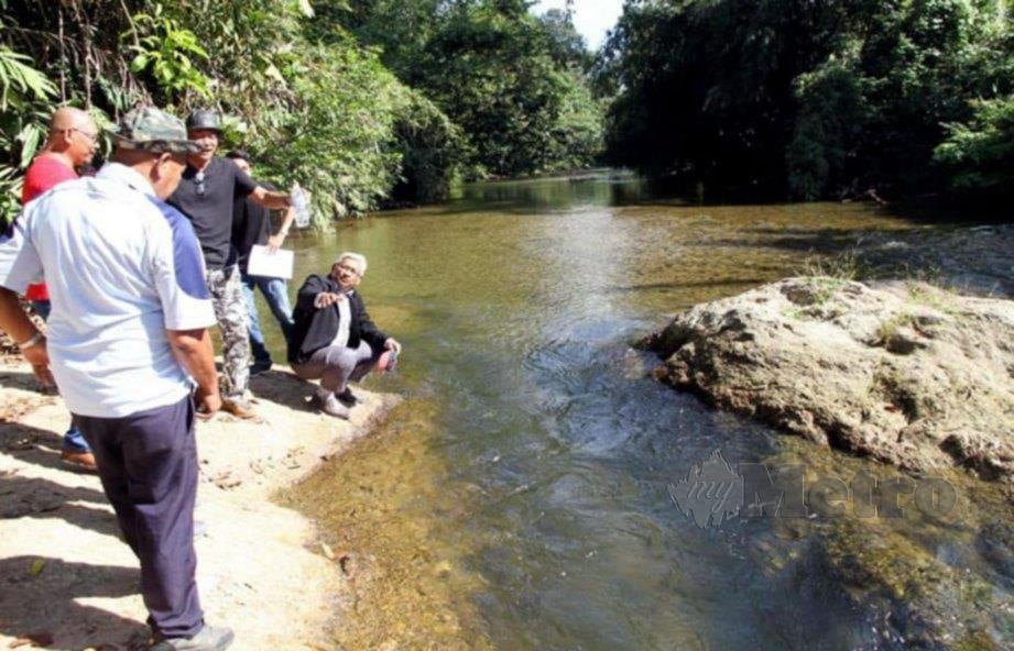 PENGERUSI Jawatankuasa Pendidikan, Teknologi, Sains dan Alam Sekitar negeri Perak, Dr Abdul Aziz Bari (kanan) bersama penduduk membuat tinjauan kawasan Sungai Bernam, Tanjung Malim. FOTO IHSAN PEMBACA