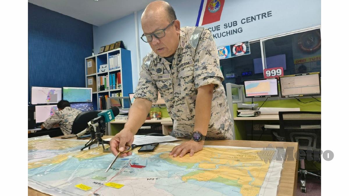 Pengarah Agensi Penguatkuasaan Maritim Malaysia (Maritim Malaysia) Sarawak, Laksamana Pertama Maritim Zin Azman Md Yunus menunjukkan lokasi empat mayat kru kapal ditemui hari ini.  FOTO NADIM BOKHARI
