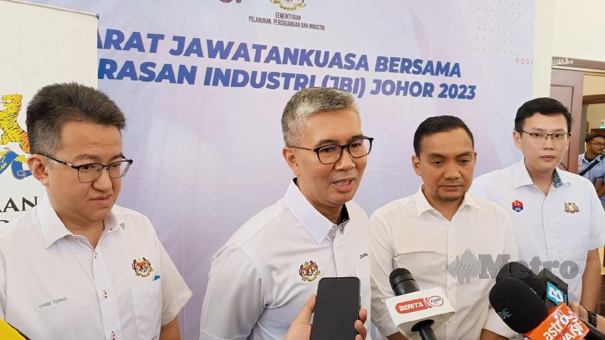 Tengku Zafrul dan Onn Hafiz mempengerusikan Mesyuarat Jawatankuasa Bersama Penyelarasan Industri (JBI) Johor 2023 di Kota Iskandar di sini, hari ini. FOTO IZZ LAILY HUSSEIN