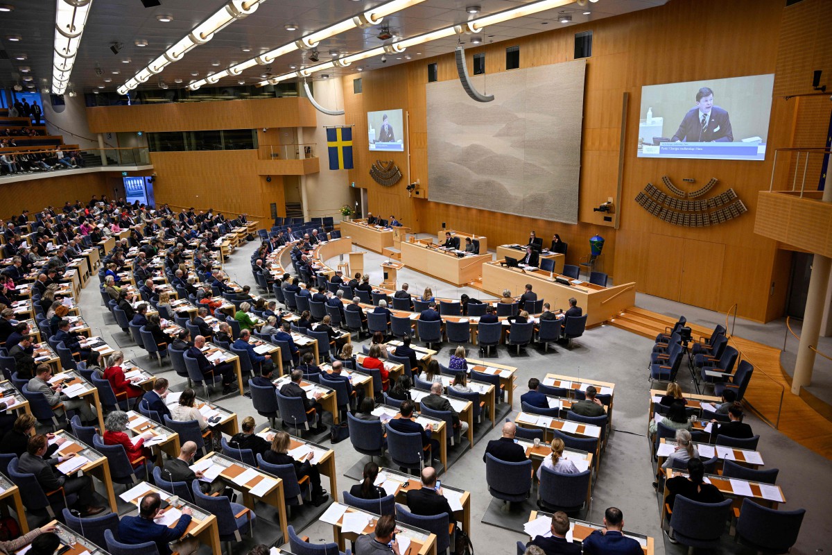 Parlimen Sweden mengundi penyertaan ke dalam NATO. - FOTO AFP
