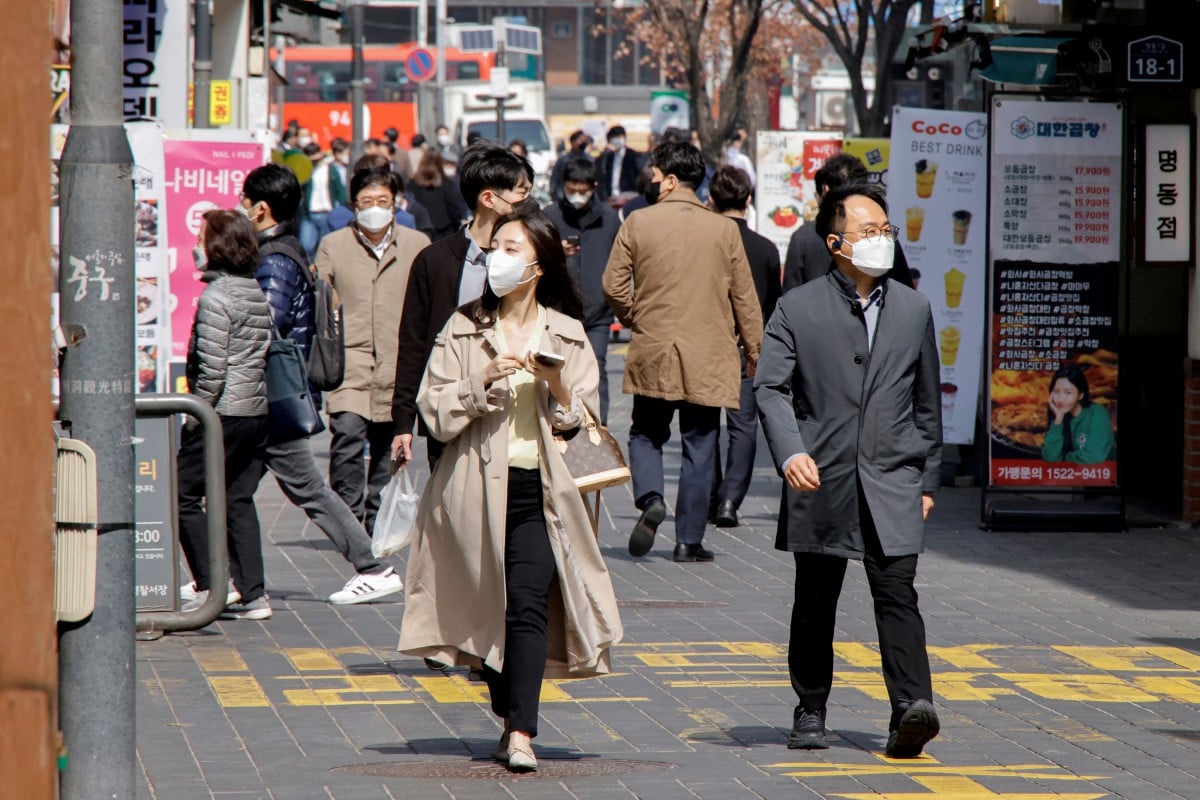 Orang ramai memakai pelitup muka di tempat awam di Seoul, Korea Selatan. - FOTO Reuters