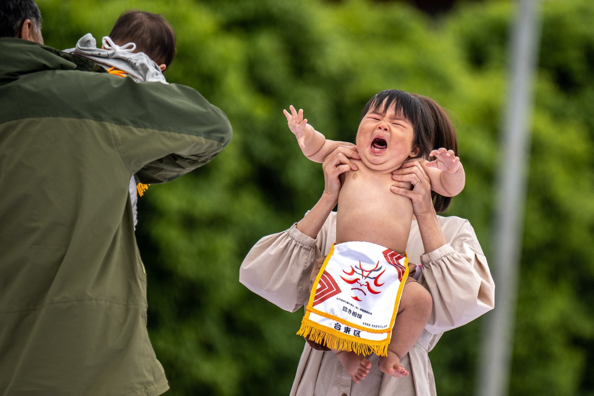 Seorang bayi yang menyertai acara tradisi ‘sumo tangisan’. - FOTO AFP