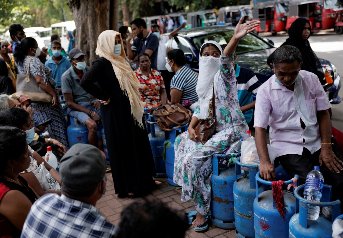 Orang ramai beratur panjang untuk mendapatkan gas memasak di Colombo, Sri Lanka. - Reuters 