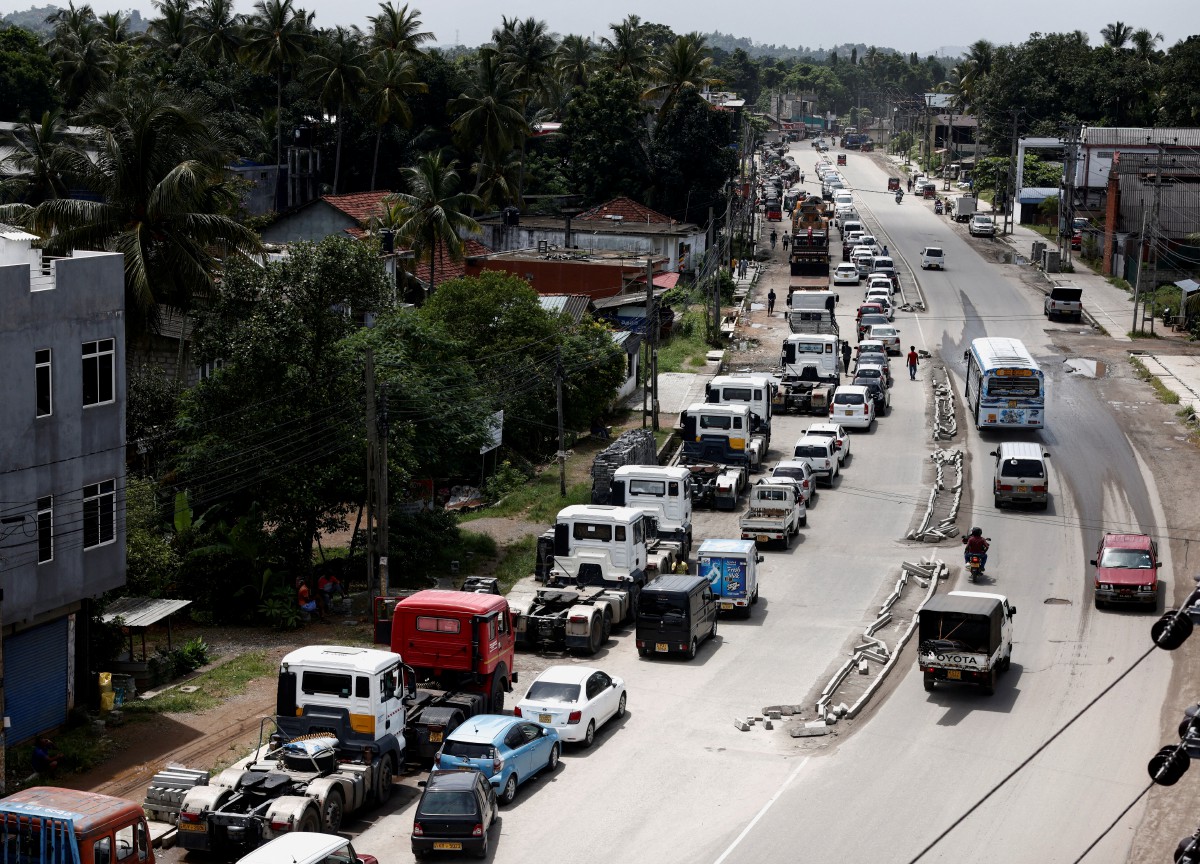 Kenderaan beratur panjang di stesen minyak untuk mendapatkan bekalan petrol dan diesel sejak semalam di Colombo, Sri Lanka. - FOTO Reuters