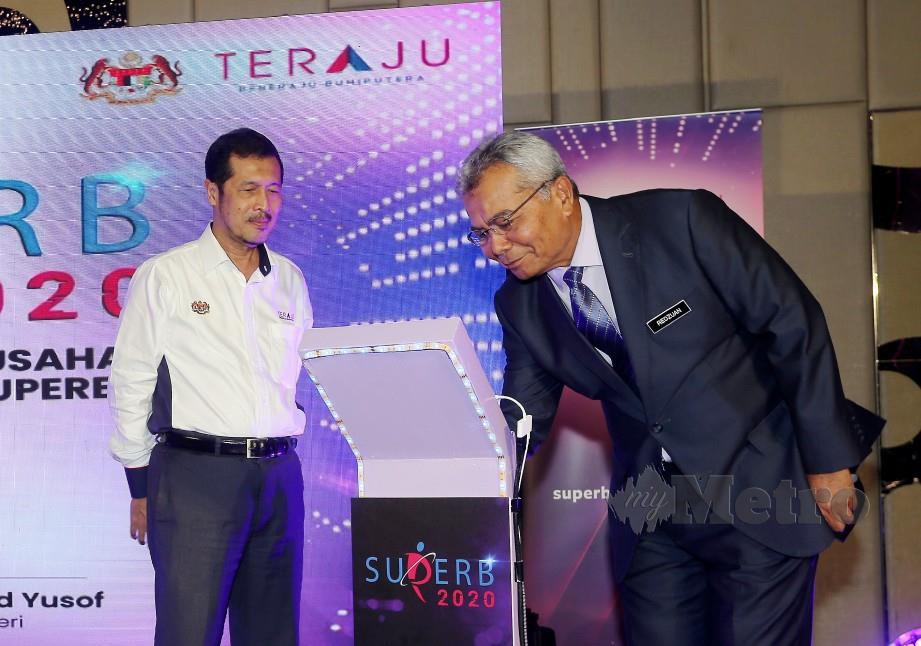 MOHD Redzuan (kanan) melancarkan SUPERB 2020 sambil disaksikan Ketua Pegawai Eksekutif Unit Peneraju Agenda Bumiputera (Teraju), Md Silmi Abd Rahman. - FOTO Owee Ah Chun