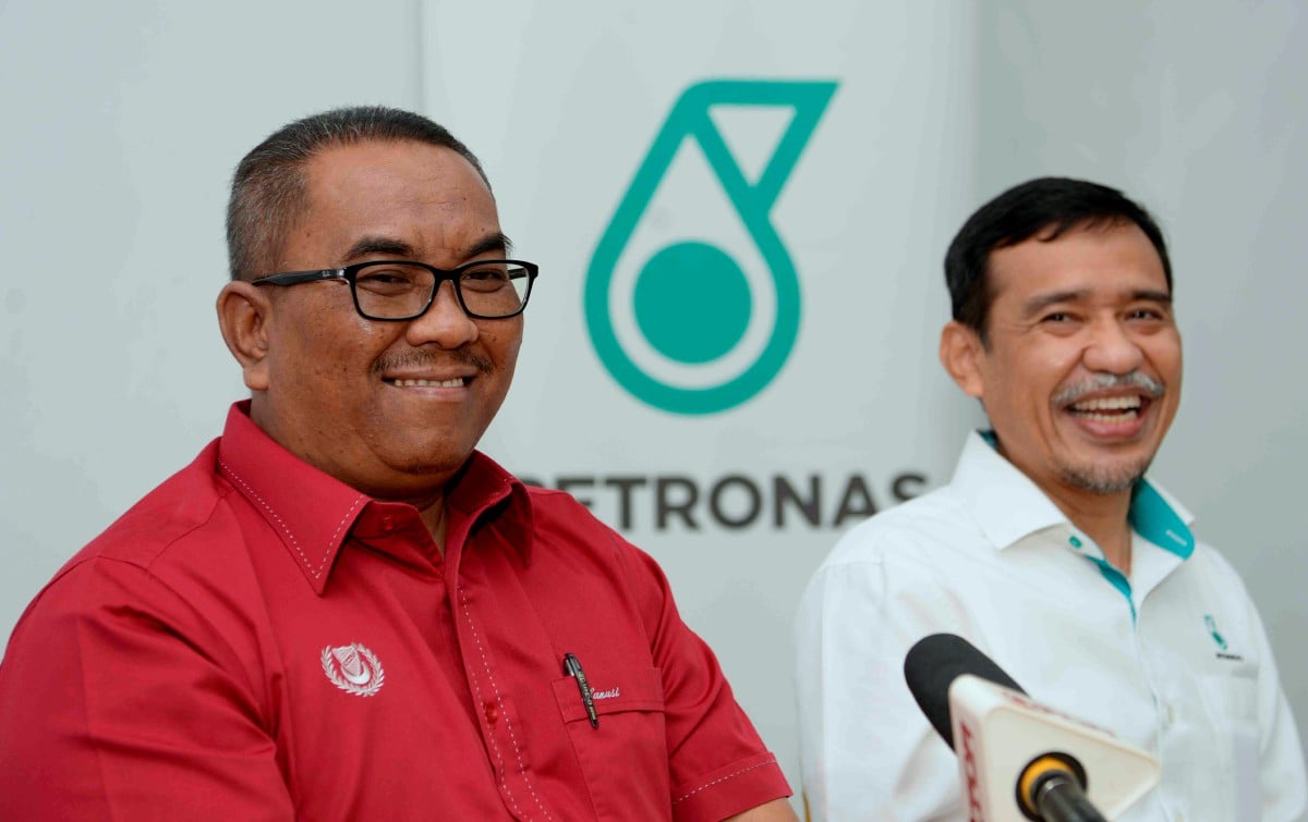 Menteri Besar Kedah Datuk Seri Muhammad Sanusi Md Nor (kiri) bersama Pengarah Urusan/Ketua Pegawai Eksekutif Petronas Chemical Group (PCG) Ir Mohd Yusri Mohamed Yusof. - FOTO Bernama